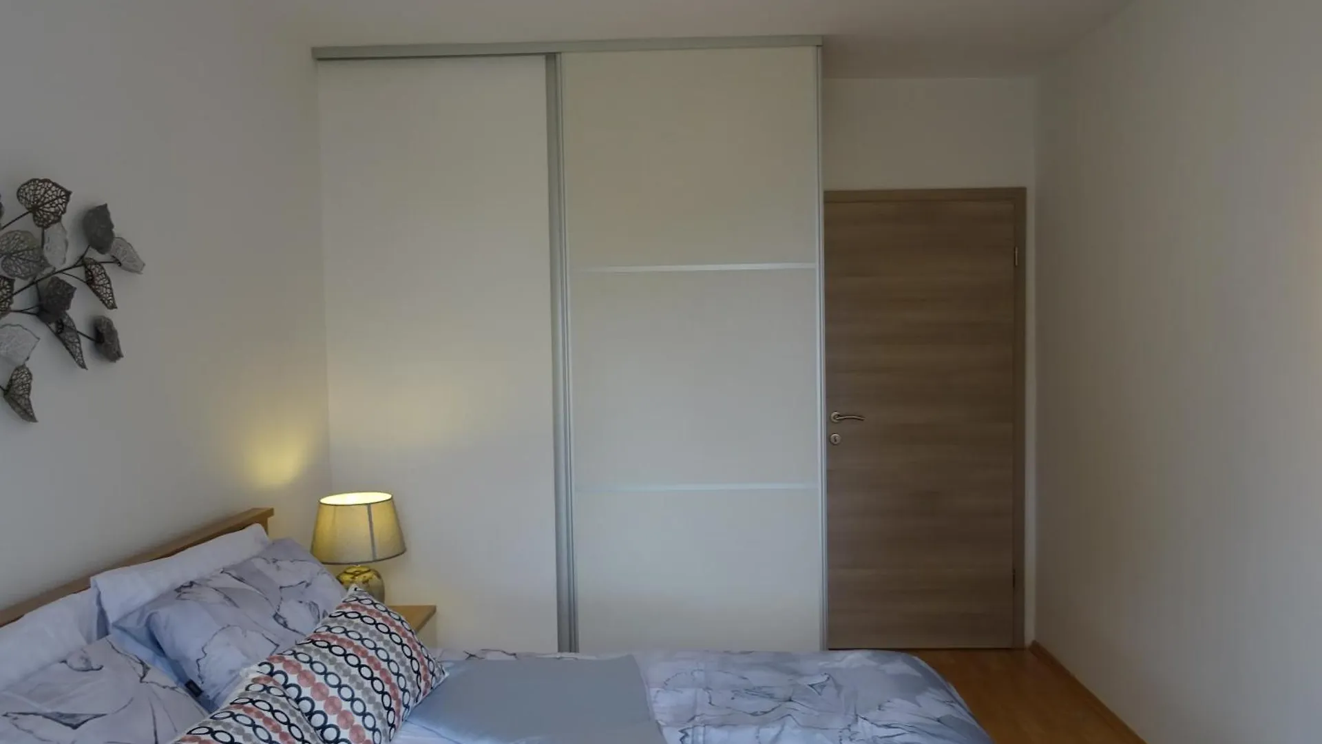 Apartments Topic 닌 0*,